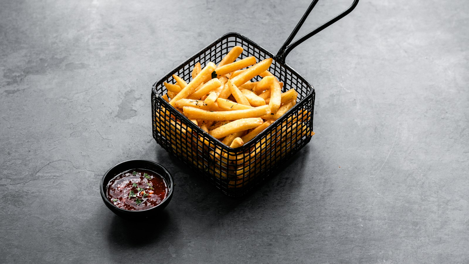 Linha de batatas pré-fritas McCain para food service